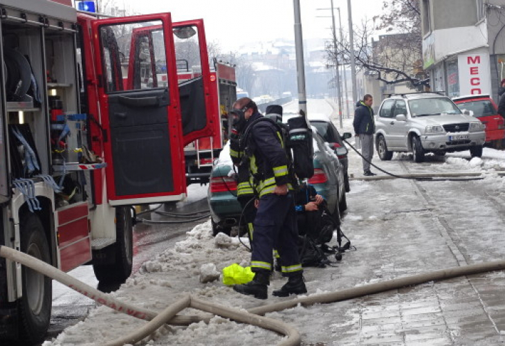 Огнен ад в 5-етажна кооперация в Благоевград! (СНИМКИ)