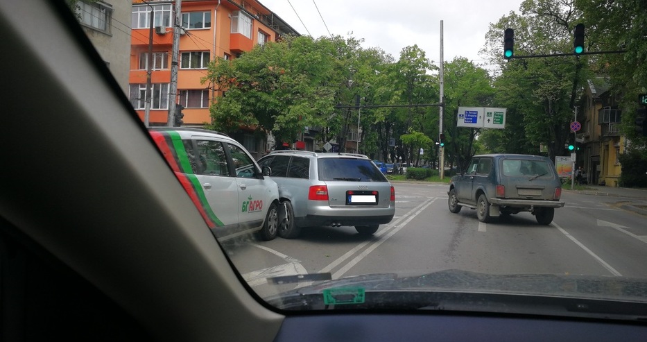 Снимки на читател: Лека катастрофа в центъра на Варна
