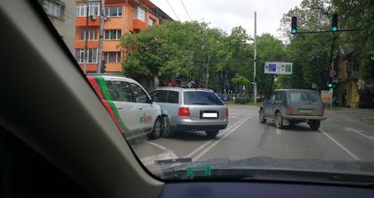Снимки на читател: Лека катастрофа в центъра на Варна