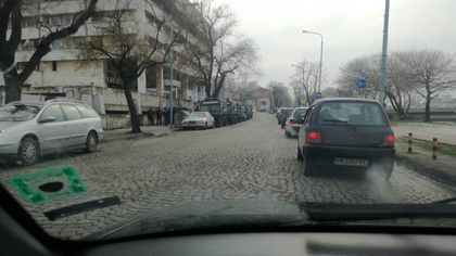 СНИМКА: Армия жандармеристи скрити на Водната палата, дебнат заради протеста пред Прокуратурата