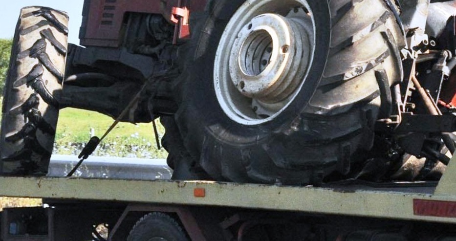 Камион блъсна трактор на път във Варненско, има пострадал човек в болница