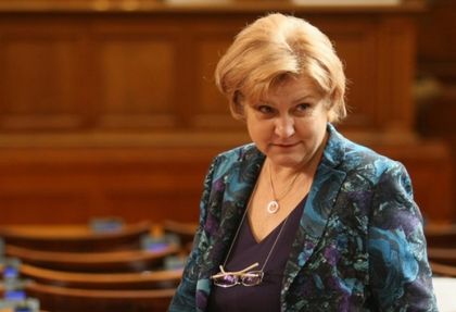 В парламента се изпокараха за плащанията кеш