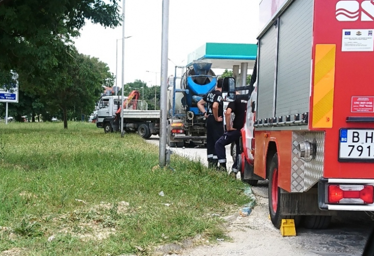 Фатален инцидент във Варна! Бетоновоз прегази шофьора си (СНИМКА)