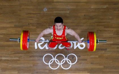 Китаец спечели златото при щангистите до 69 кг