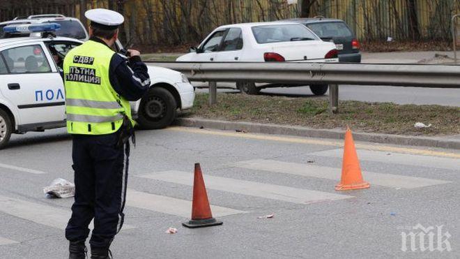 Потрес! Автомобил блъсна жена на пешеходна пътека в Бургас, шофьорът избяга