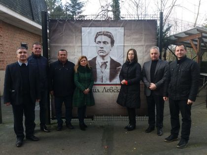 Народният представител от ГЕРБ Евгения Ангелова поднесе цветя пред барелефа на Васил Левски в Брюксел