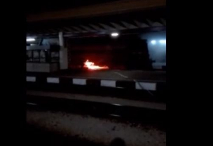 Локомотив на пътнически влак пламна на гарата на Горна Оряховица (ВИДЕО)
