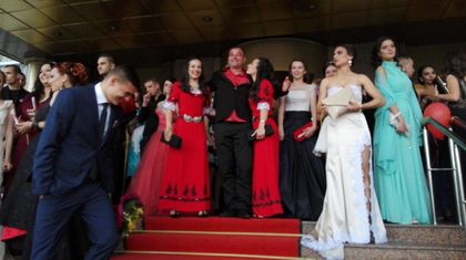 СНИМКИ: Близначки с рокли като български носии бяха номер 1 днес пред Тримонциум
