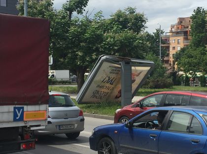 Билборд в Пловдив се счупи на две СНИМКИ