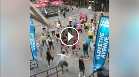 ВИДЕО: Завладяхме Ню Йорк с музиката на... Андреа! Яка чалга думти на 6-то авеню и 48 улица в Голямата ябълка