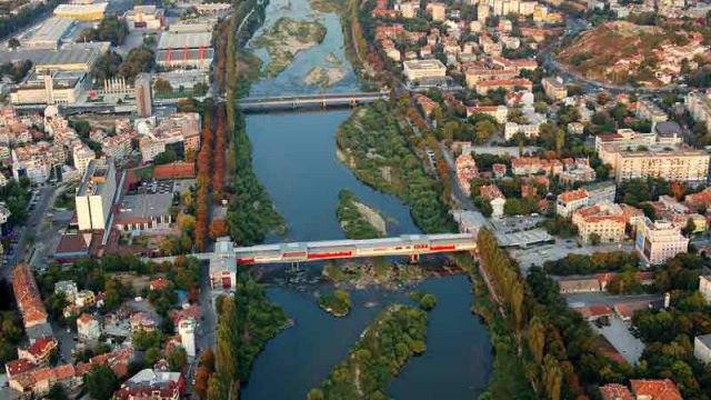 Студено съботно утро в Пловдив, не излизайте без чадър