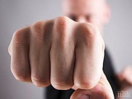 Счупиха носа и избиха три зъба на санданчанин при меле пред бар