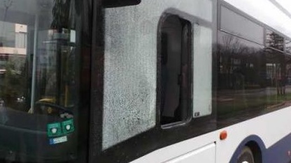 Последно: Не с пушка, а с прашка са строшени стъклата на двата автобуса в Пловдив