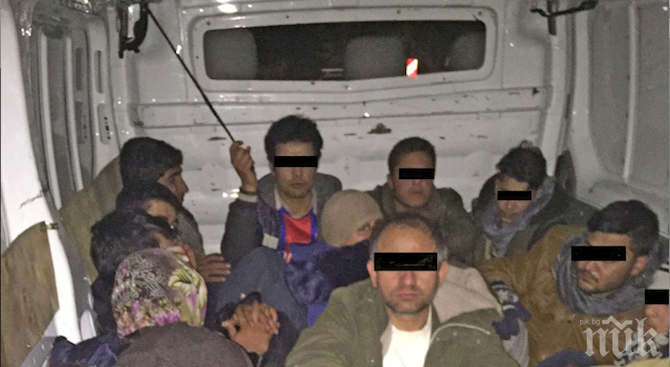 Хванаха трафикант, натъпкал 16 афганистанци във вана си