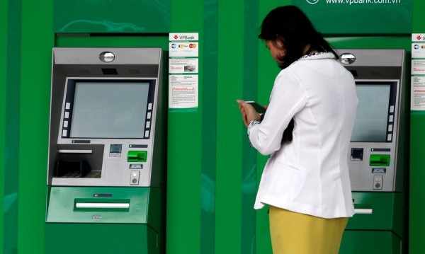 ЕК се коригира: Теглим по-евтино пари от банкомати в Европа