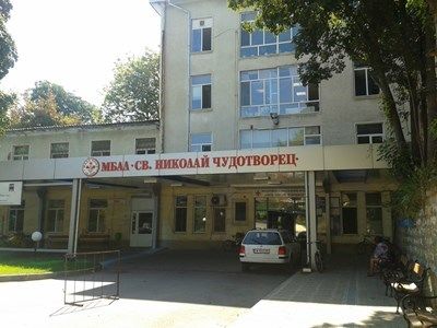 Шофьор без книжка помете два паркирани автомобила в Монтанско