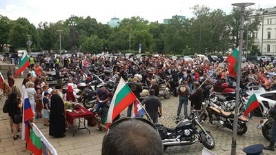 Пострадали при боя заради „Нощните вълци”: Задържаха ни заради плакати