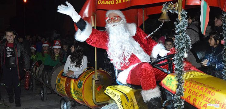 Дядо Коледа пристигна с влакче в Ивайловград/видео/