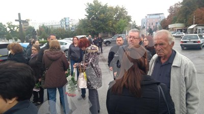 Стотици се прощават с легендарната директорка на Руската гимназия в Пловдив