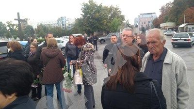 Стотици се прощават с легендарната директорка на Руската гимназия в Пловдив