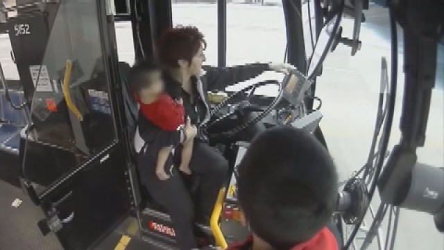 Шофьор на автобус спаси бебе, скитащо само по магистрала (Снимки)
