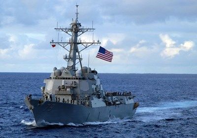 Американски боен кораб се сблъска с танкер край Сингапур, 10 моряци са в неизвестност