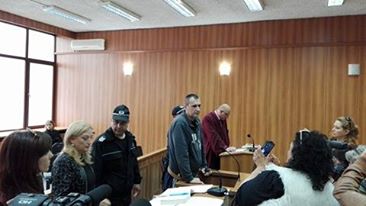 Полицаят, задържан след убийството на родителите му, остава в ареста