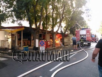 Огнен ад в Поморие! Горят магазини в центъра, хората са в паника