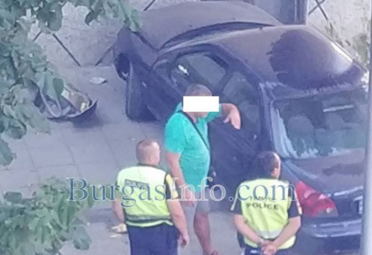 Форд се заби в къща в Бургас, свистене на гуми и тътен изправи косите на съседите (СНИМКИ)