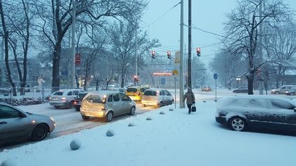 В пет области ще е много опасно, снегът продължава да трупа и днес
