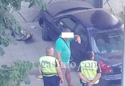 Форд се заби в къща в Бургас, свистене на гуми и тътен изправи косите на съседите (СНИМКИ)