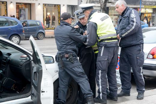 Агресивен чужденец опита да нахлуе в Съдебната палата!