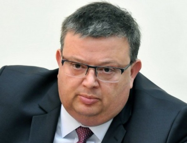 Службите за сигурност проверяват пратка до Цацаров