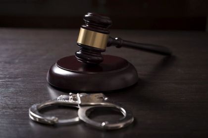 Задържаха двама мъже за изнудване