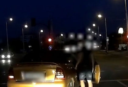 ВИДЕО: Шофьор направи леко нарушение на булевард, друг го настигна на светофар и го преби пред жена му и дъщеричката му