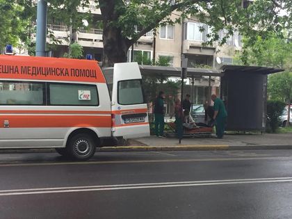 Дядо се преби на спирка (СНИМКИ)