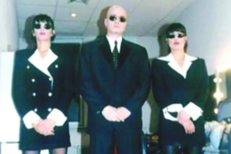 Три в едно: Свине, НАП, Слави! На кого президентшата пусна "Whitesnake"
