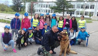Ученици се запознаха с полицейските кучета от базата в Берковица
