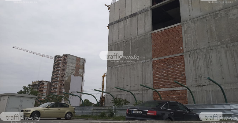 Майка и бебе се разминали на косъм с арматурата, паднала от покрива на "Гербера" в Пловдив