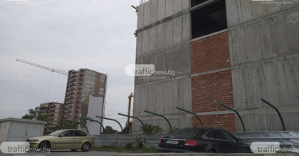 Майка и бебе се разминали на косъм с арматурата, паднала от покрива на 