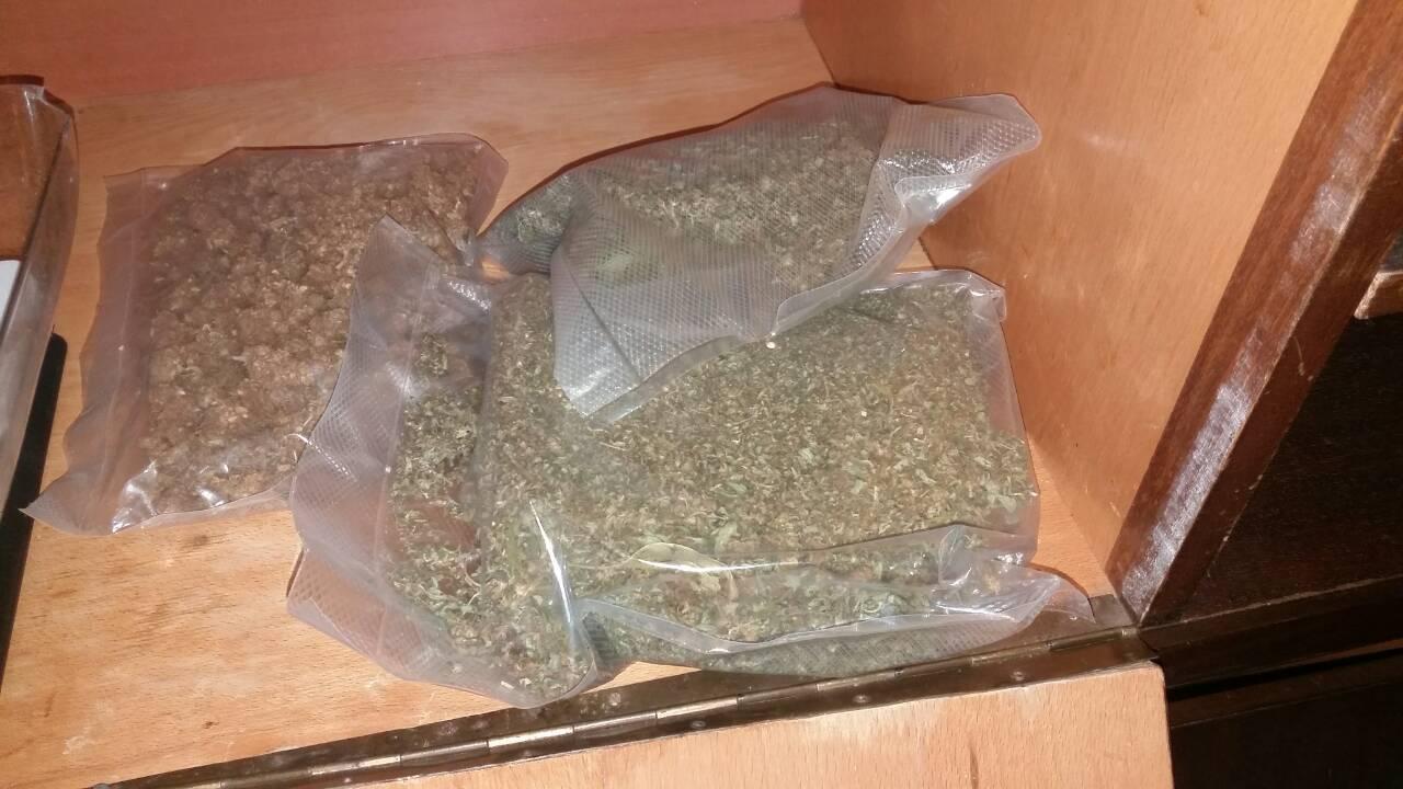 Дилър втрещи цяло районно с това, което намериха в дома му (СНИМКИ)