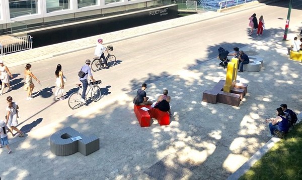 Добра реклама! Българските букви като пейки в Париж до Сена