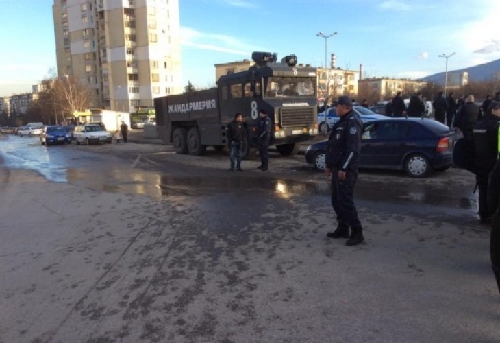 В София е страшно! Водни оръжия, полиция и жандармерия вардят озверели роми (СНИМКИ)