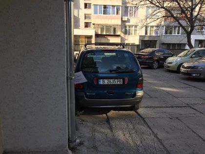 Калпави шофьори изнервиха варненец, ето как реагира той (СНИМКИ)