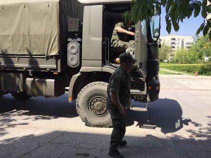 Военни дойдоха в Тракия, снарядът е наполовина изваден  (СНИМКИ)