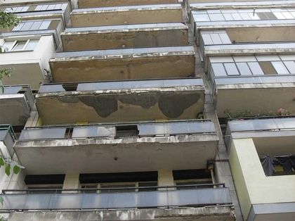 Рухна козирка на жилищен блок в Сливен! По чудо няма жертви!