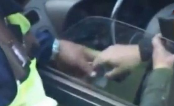 Мъж опита да купи пловдивски полицаи с 50 лв, след като го спипаха с 10 000 къса цигари без бандерол!