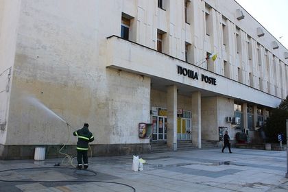 Пловдив: Почистиха драсканици върху фасадата на Централна поща