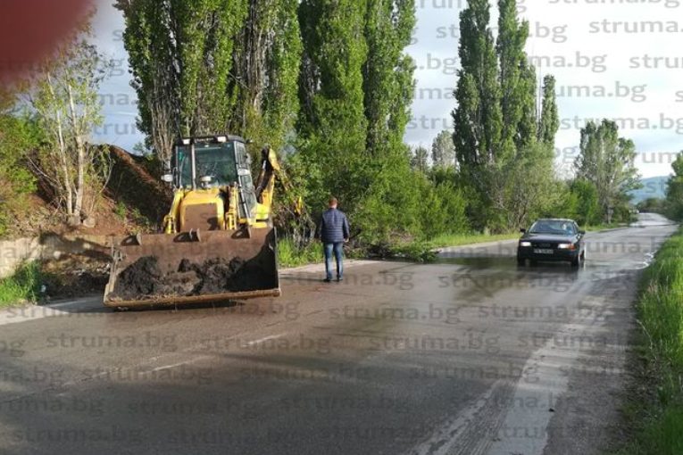 Порой затлачи местна бара, пътят за Дивотино наводнен