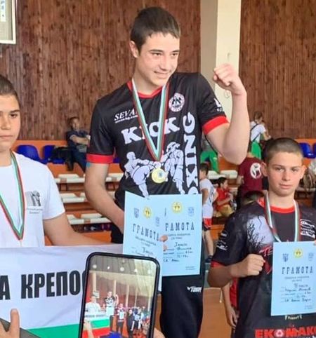 Бургазлията Филип Филипов спечели златен медал от силен турнир по кикбокс в Каварна